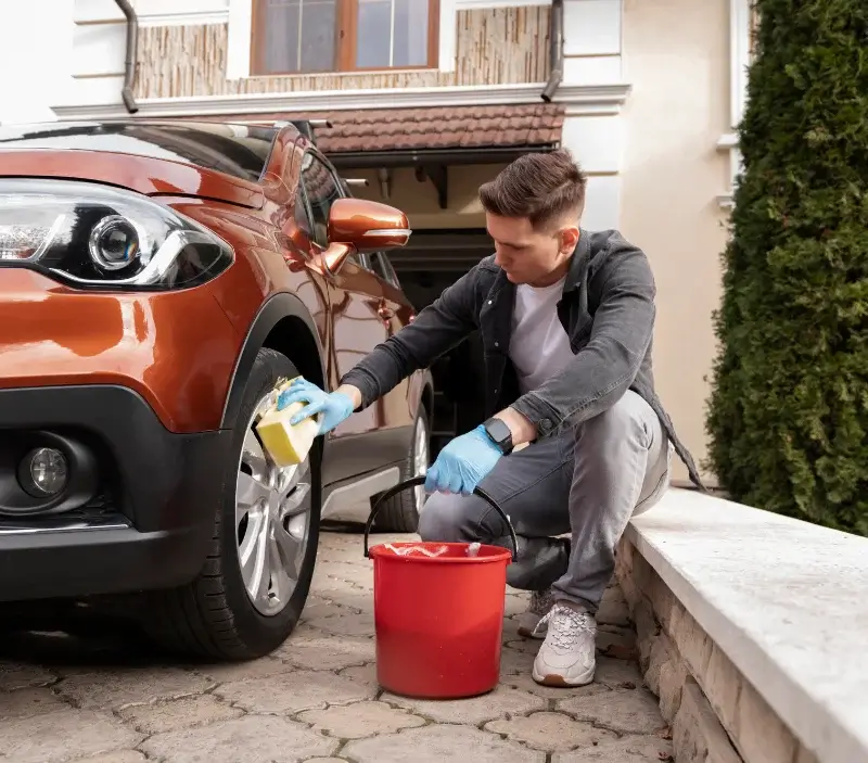 Lavage auto à domicile Poey-de-Lescar : professionnel intervenant sur un véhicule